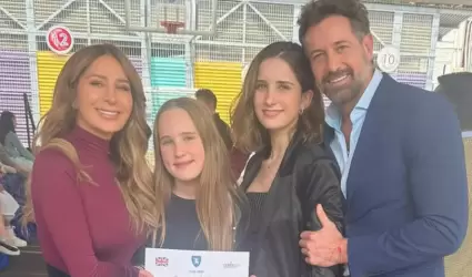 Geraldine Bazán con sus hijas y Gabriel Soto