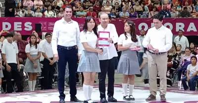 Entrega de becas en educacin bsica