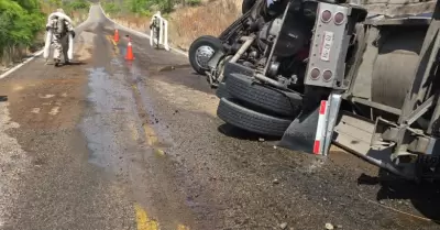 Volcamiento de pipa que transportaba material peligroso