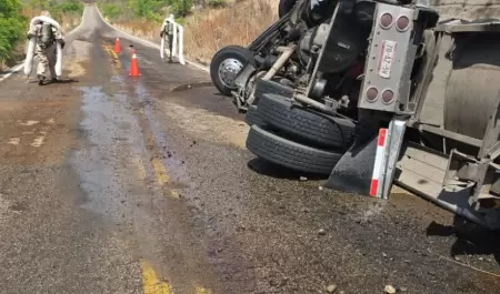 Volcamiento de pipa que transportaba material peligroso