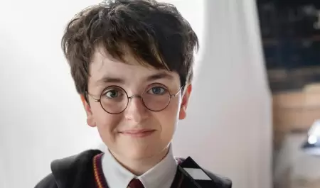 Dominic McLaughlin como Harry Potter