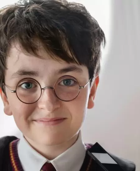 Dominic McLaughlin como Harry Potter