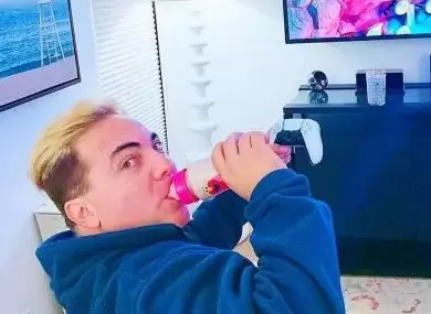 Cristian Castro defiende su gusto de tomar leche en bibern