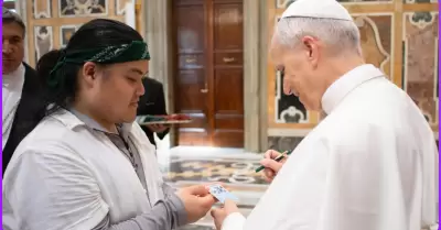 Papa firma carta de Pokémon