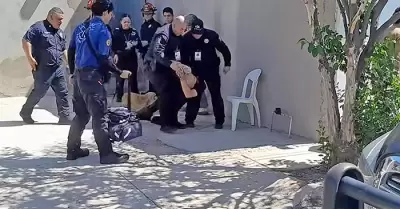 Hombre se encierra en vivienda de Camino Real