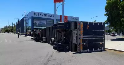Volcamiento de triler en bulevar Rodrguez y Heriberto Aja