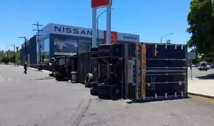 Volcamiento de triler en bulevar Rodrguez y Heriberto Aja