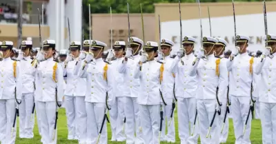 Cadetes rinden homenaje