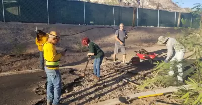 Activistas levantan asfalto en trotapista de La Sauceda