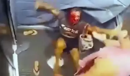 Exjugador de baloncesto golpea brutalmente a su pareja en un elevador en Brasil