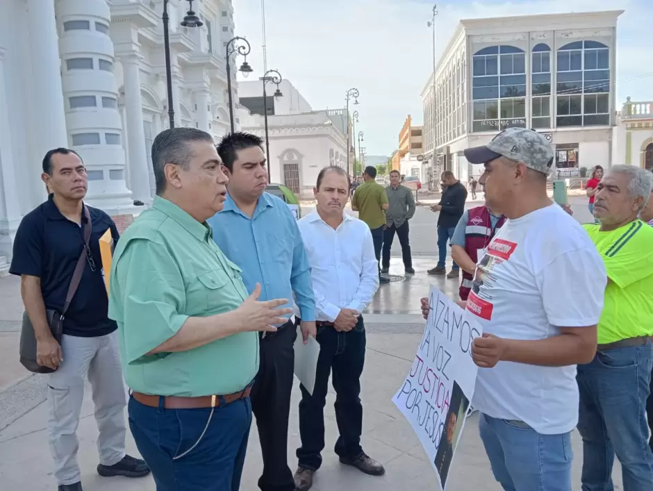 Gustavo Salas atiende a manifestantes