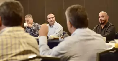 Alcalde sostiene reunin.