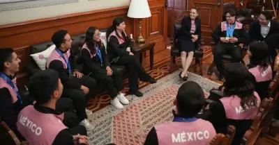 Claudia Sheinbaum recibió a medallistas de los juegos acuáticos de Singapur