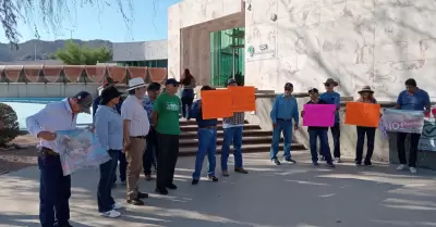 Manifestacin en la CEA, en rechazo a la construccin de tres presas