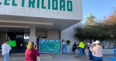 Manifestación de vecinos de Puerta Real en oficinas de la CFE