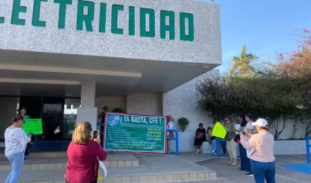 Manifestacin de vecinos de Puerta Real en oficinas de la CFE