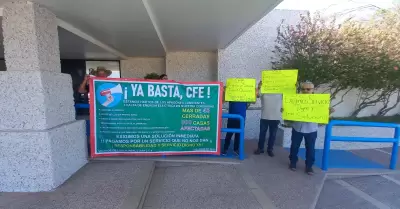 Manifestación de habitantes de Puerta Real en oficinas de la CFE