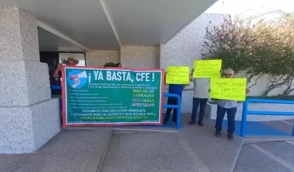 Manifestacin de habitantes de Puerta Real en oficinas de la CFE