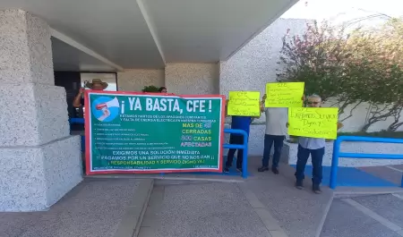 Manifestacin de habitantes de Puerta Real en oficinas de la CFE