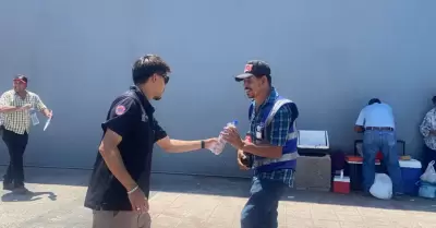 Entrega de agua y suero en Hermosillo.