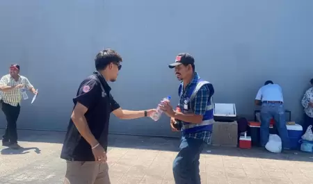 Entrega de agua y suero en Hermosillo.