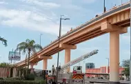 Evitan tragedia en distribuidor vial al rescatar a mujer