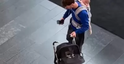 Papá "pierde" a su bebé.