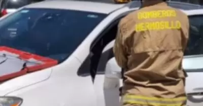 Bomberos rescatan a menor
