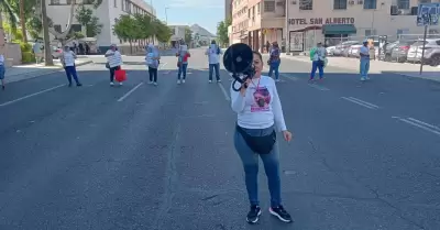 Grupo de buscadores bloquean el bulevar Rosales