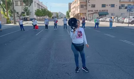 Grupo de buscadores bloquean el bulevar Rosales