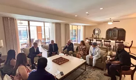 Reunin de Lorenia Valles con cnsul de Estados Unidos y sector minero
