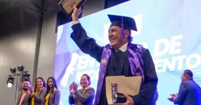 Hombre se gradúa a los 78 años