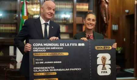 Gianni Infantino entrega boleto a Sheinbaum para inauguracin en el Azteca de la