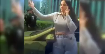 Joven que insulta a policía