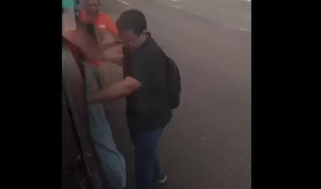 Chofer de camin ayuda a embarazada