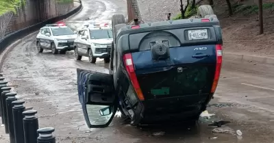 Volcamiento en Luis Encinas y Américas