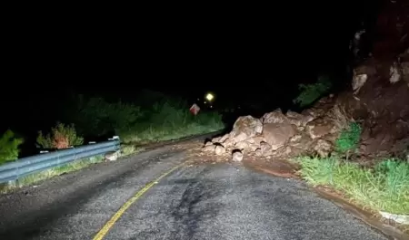 Derrumbe en tramo carretero