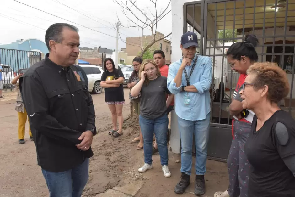 Visita alcalde a familias de La Caridad afectadas por las lluvias