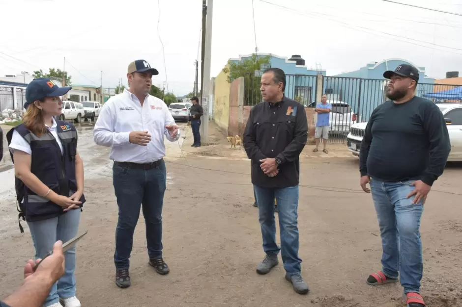 Visita alcalde a familias de La Caridad afectadas por las lluvias
