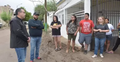 Visita alcalde a familias de La Caridad afectadas por las lluvias