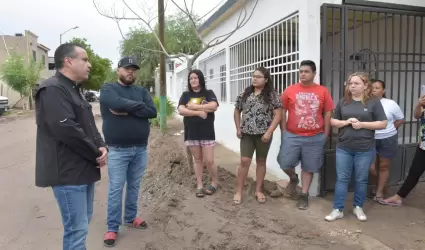 Visita alcalde a familias de La Caridad afectadas por las lluvias