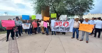 Ciudadanos se manifiestan en el CUM contra construcción de presas