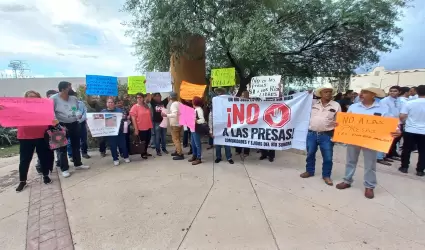 Ciudadanos se manifiestan en el CUM contra construccin de presas