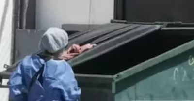Hallan feto en contenedor de basura