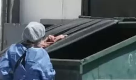 Hallan feto en contenedor de basura