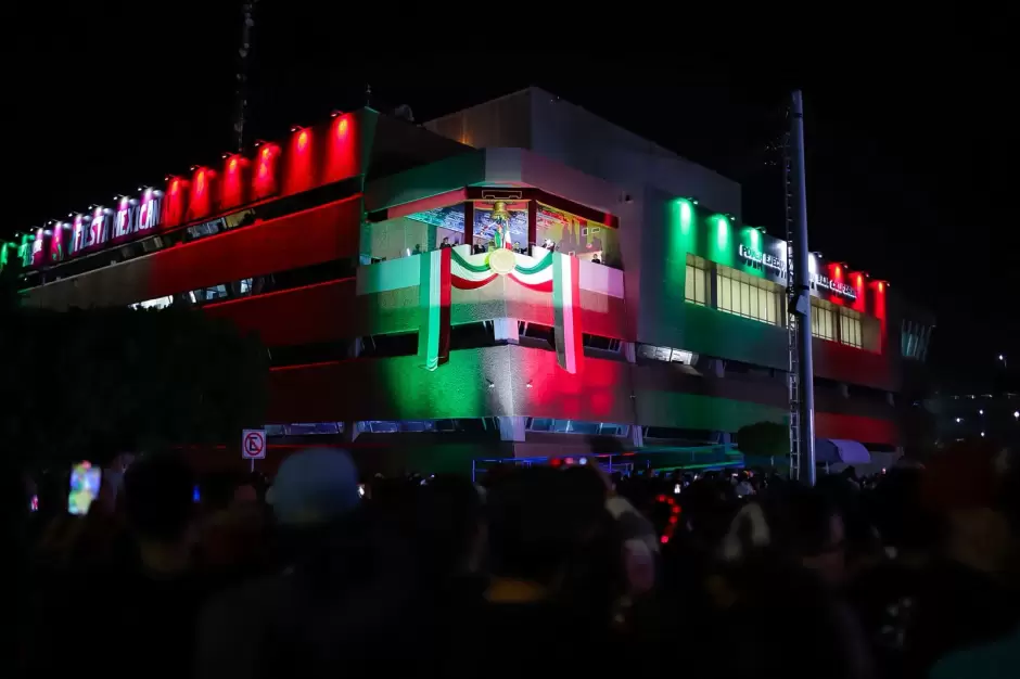 Dan Grito de Independencia 100 mil bajacalifornianos con la Gobernadora Marina Del Pilar vila Olmeda