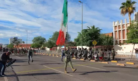 Desfile Cvico-Militar conmemorativo de los 215 aos de la Independencia de Mxi