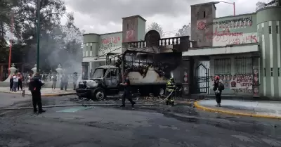 Normalistas derriban puerta del Campo Militar 1 e incendian camión