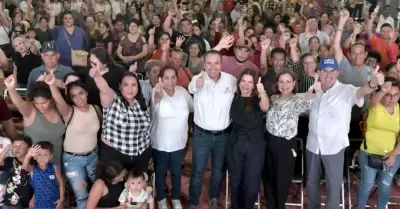 Antonio Astiazarn sostiene encuentro con familias de la colonia Pueblitos