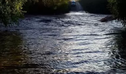 Vado de Tahuichopa en la carretera Arizpe-Cananea.